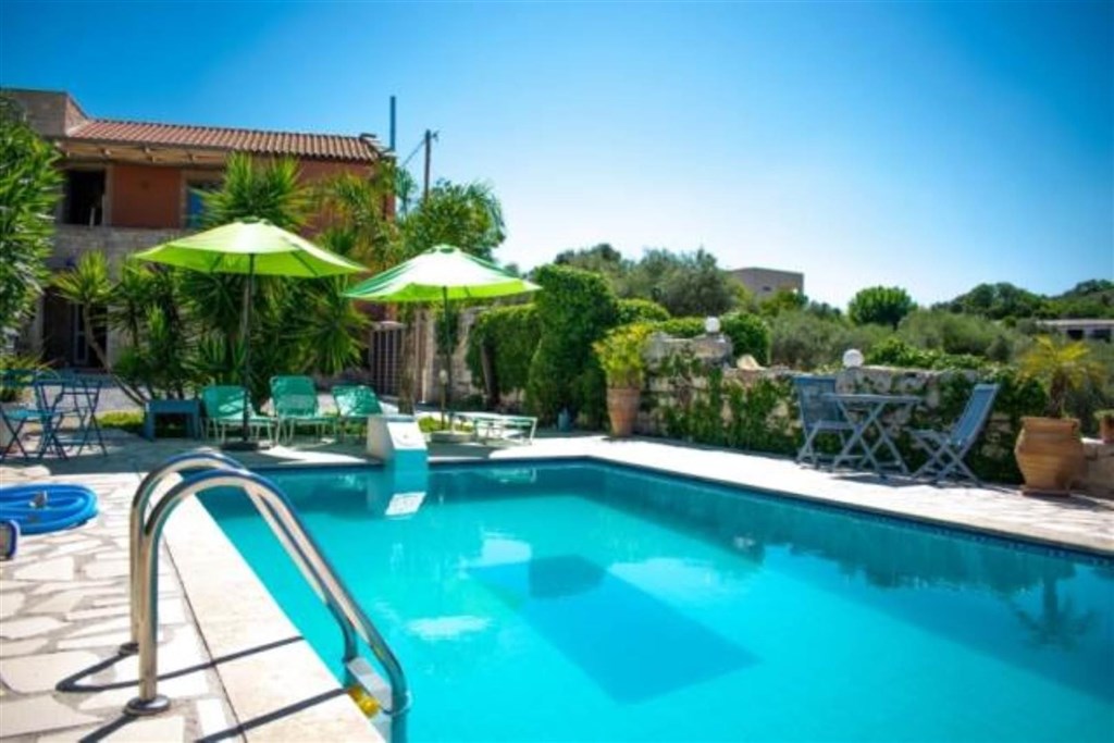 kamenny-dum-s-bazenem-a-nadhernym-vyhledem-do-okoli-kreta-recko