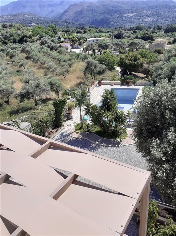 kamenny-dum-s-bazenem-a-nadhernym-vyhledem-do-okoli-kreta-recko