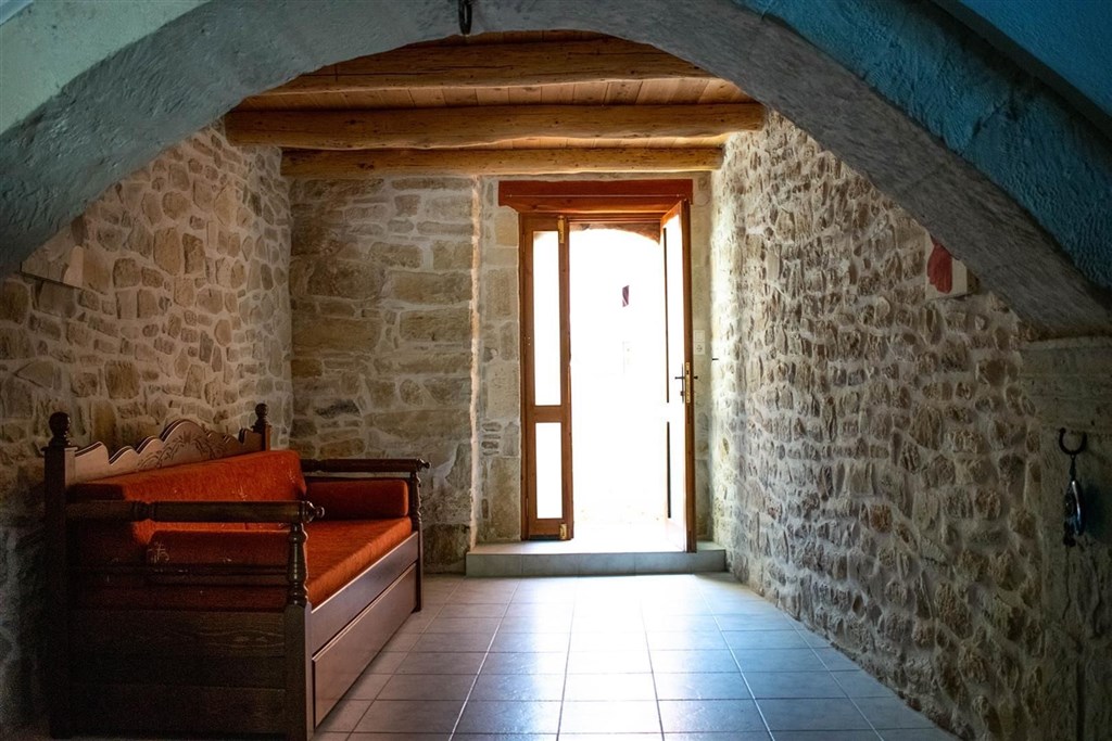 kamenny-dum-s-bazenem-a-nadhernym-vyhledem-do-okoli-kreta-recko