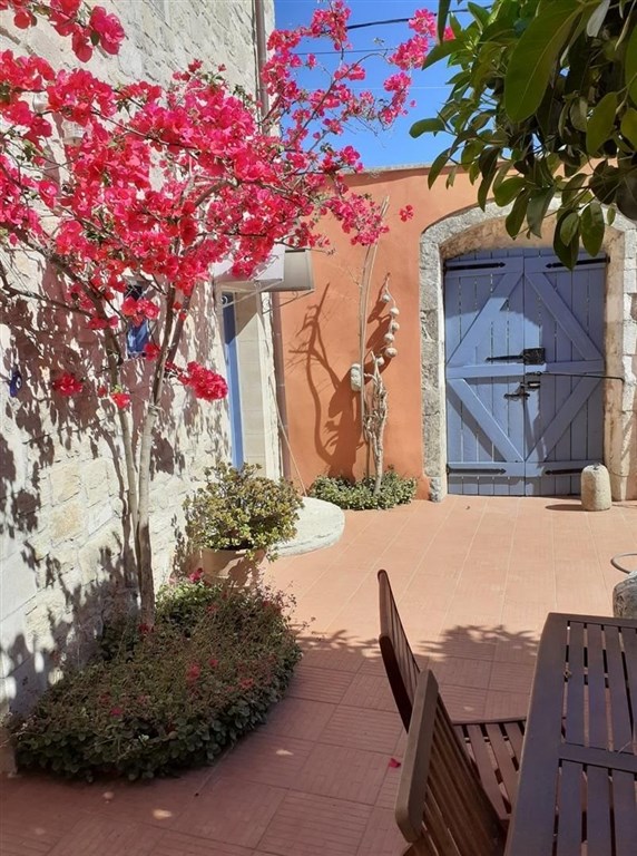 kamenny-dum-s-bazenem-a-nadhernym-vyhledem-do-okoli-kreta-recko