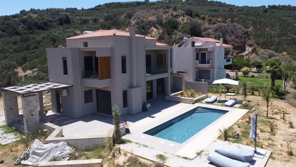 na-prodej-moderni-vila-s-bazenem-a-vyhledem-na-more-kreta-recko