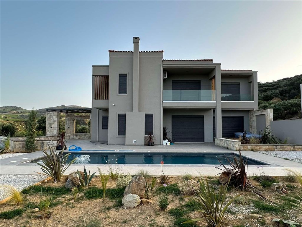 na-prodej-moderni-vila-s-bazenem-a-vyhledem-na-more-kreta-recko