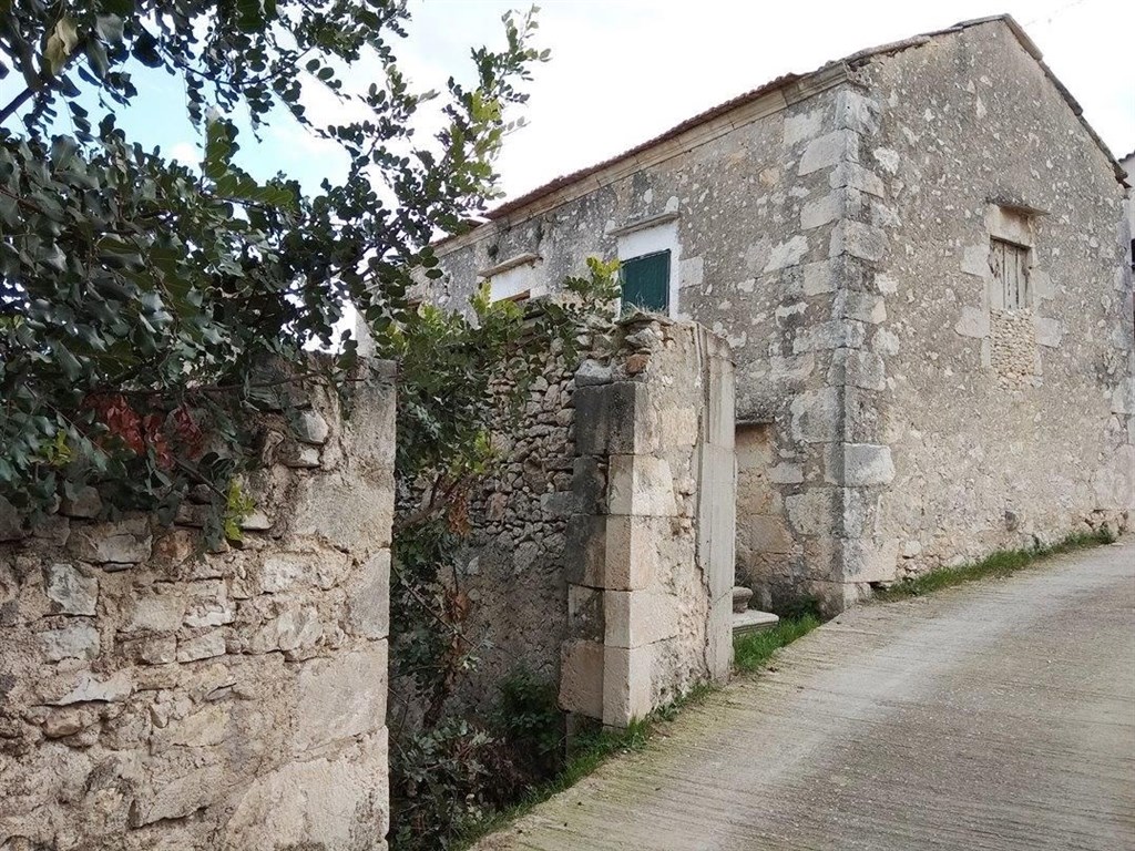kamenny-dum-s-vyhledem-na-hory-a-blizko-more-kreta-recko