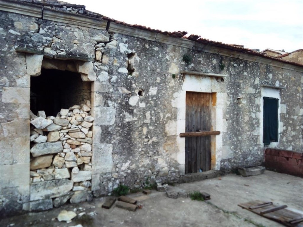 kamenny-dum-s-vyhledem-na-hory-a-blizko-more-kreta-recko