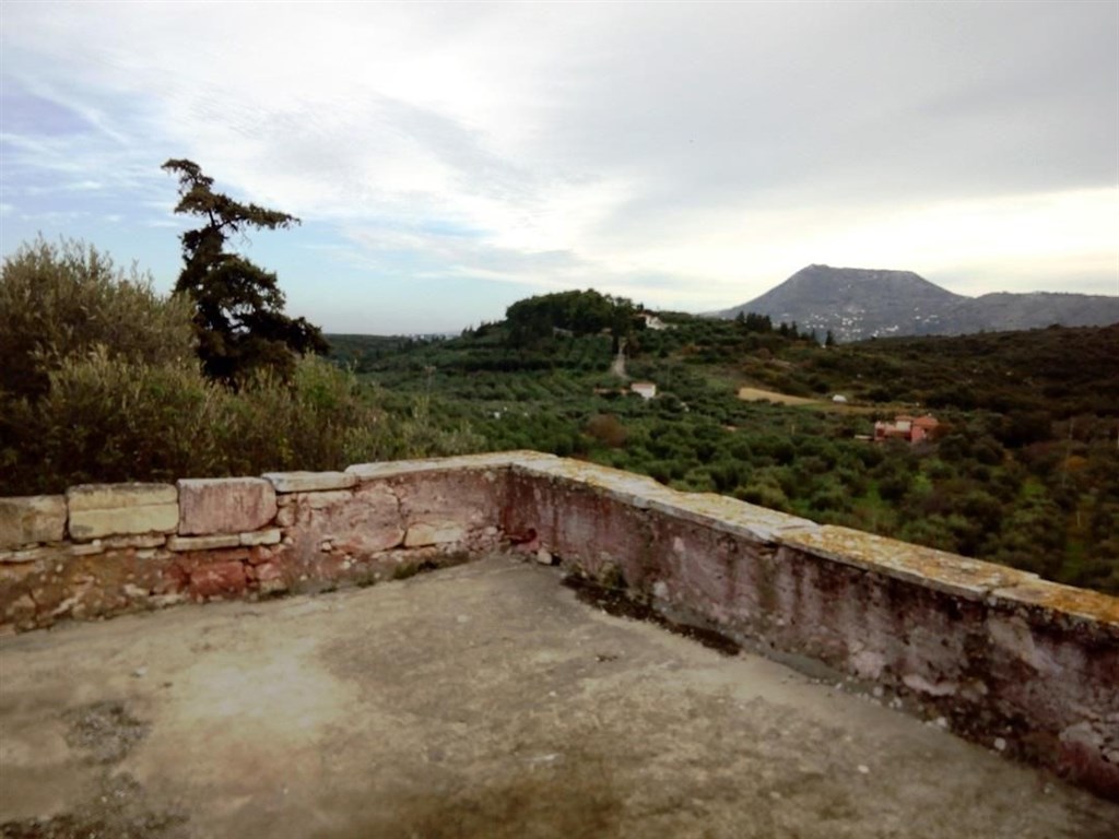kamenny-dum-s-vyhledem-na-hory-a-blizko-more-kreta-recko