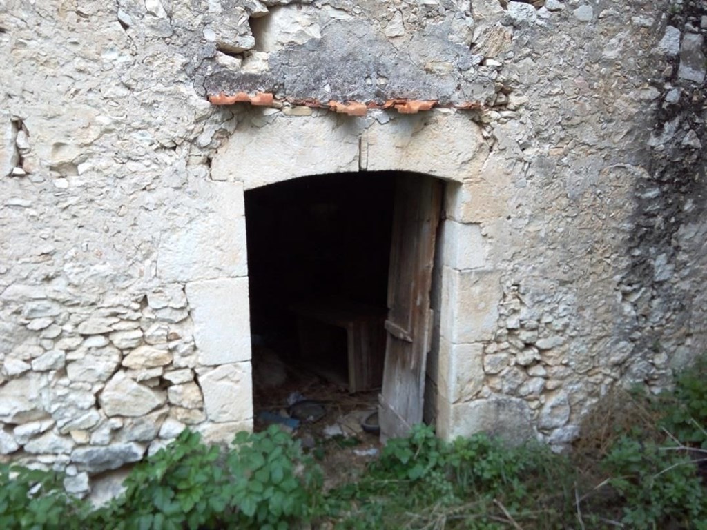 kamenny-dum-s-vyhledem-na-hory-a-blizko-more-kreta-recko