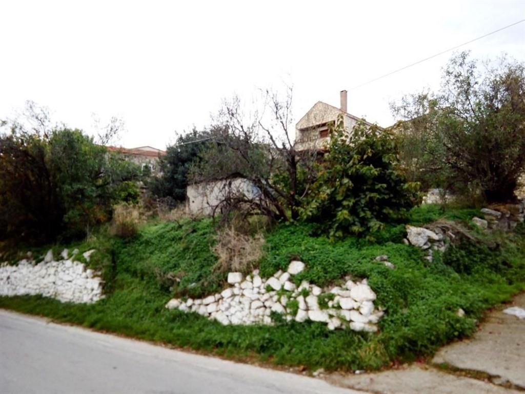 kamenny-dum-s-vyhledem-na-hory-a-blizko-more-kreta-recko