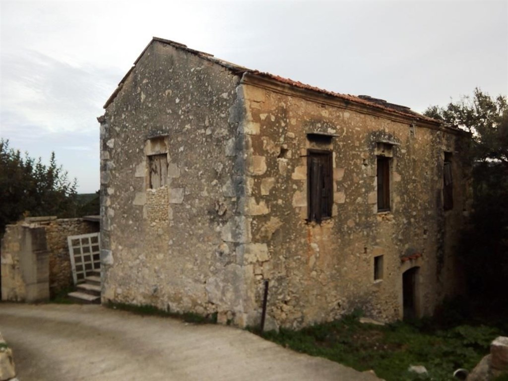 kamenny-dum-s-vyhledem-na-hory-a-blizko-more-kreta-recko