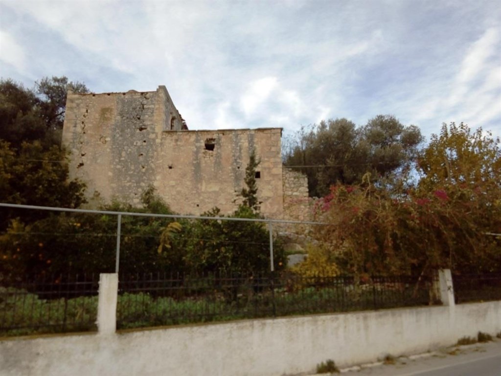 kamenny-dum-s-vyhledem-na-hory-a-blizko-more-kreta-recko