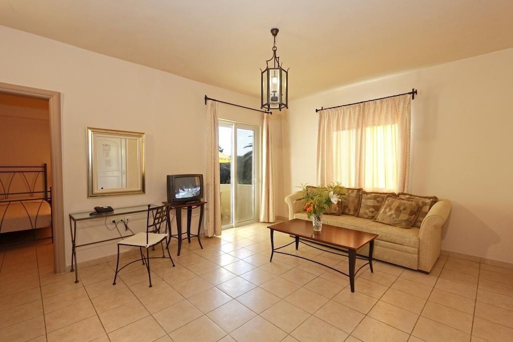 hotel-s-bazenem-pobliz-more-a-jen-100-m-od-plaze-kreta-recko