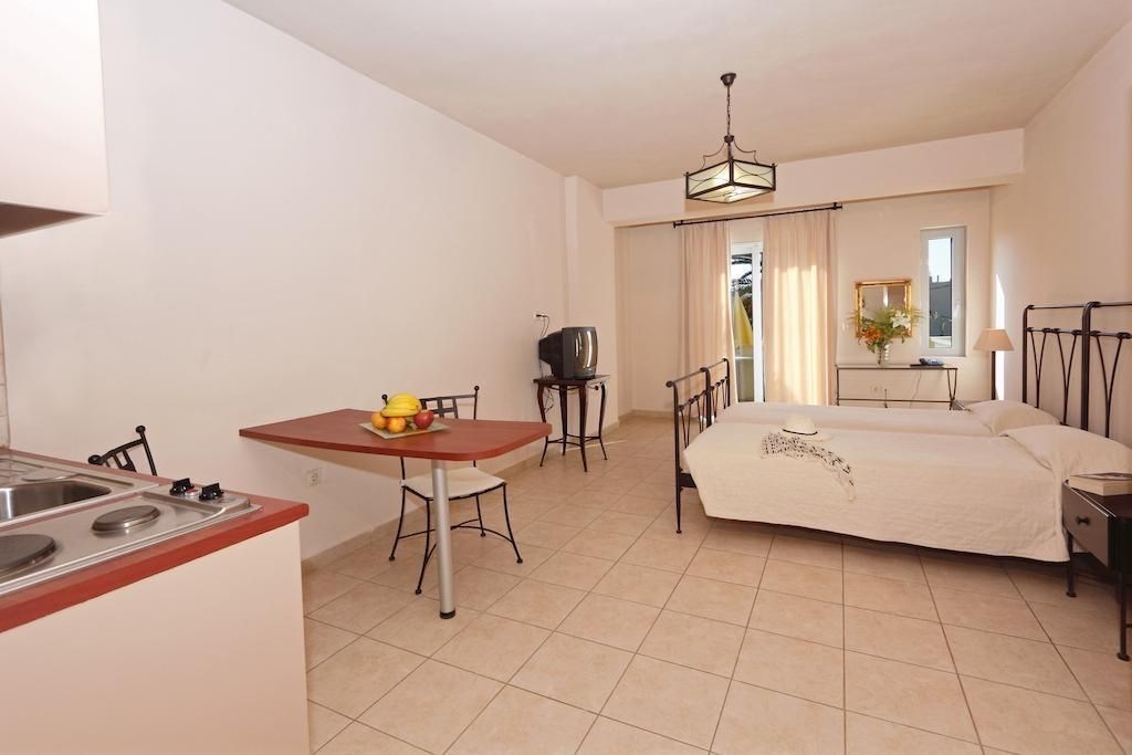 hotel-s-bazenem-pobliz-more-a-jen-100-m-od-plaze-kreta-recko
