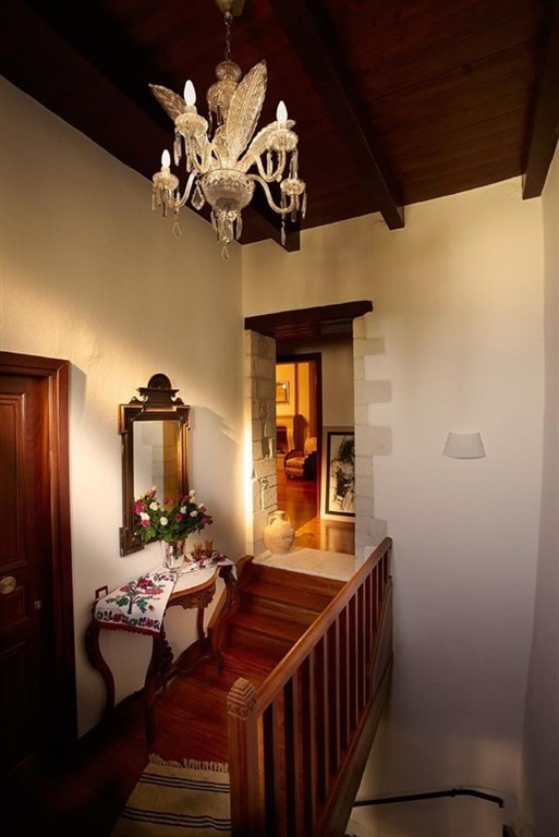 luxusni-renovovane-kamenne-sidlo-s-vyhledy-na-more-kreta-recko