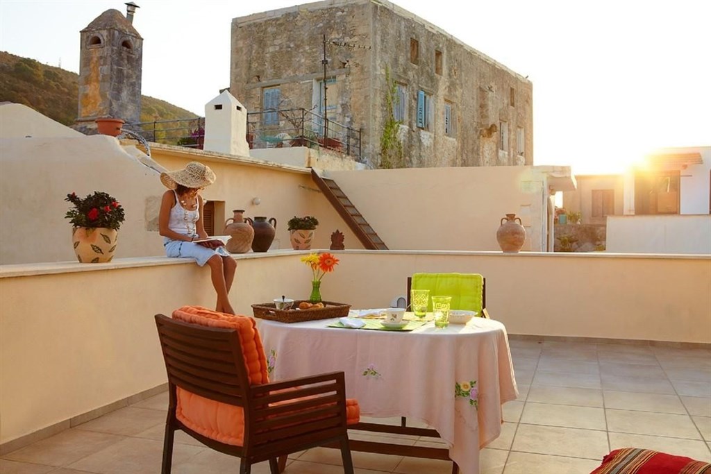 luxusni-renovovane-kamenne-sidlo-s-vyhledy-na-more-kreta-recko