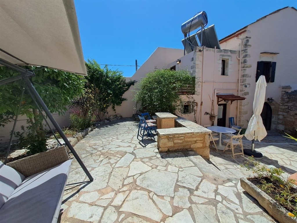 na-prodej-tri-tradicni-kamenne-vily-s-vyhledy-na-hory-kreta-recko