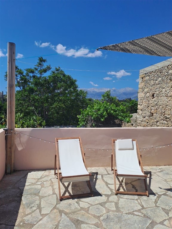 na-prodej-tri-tradicni-kamenne-vily-s-vyhledy-na-hory-kreta-recko