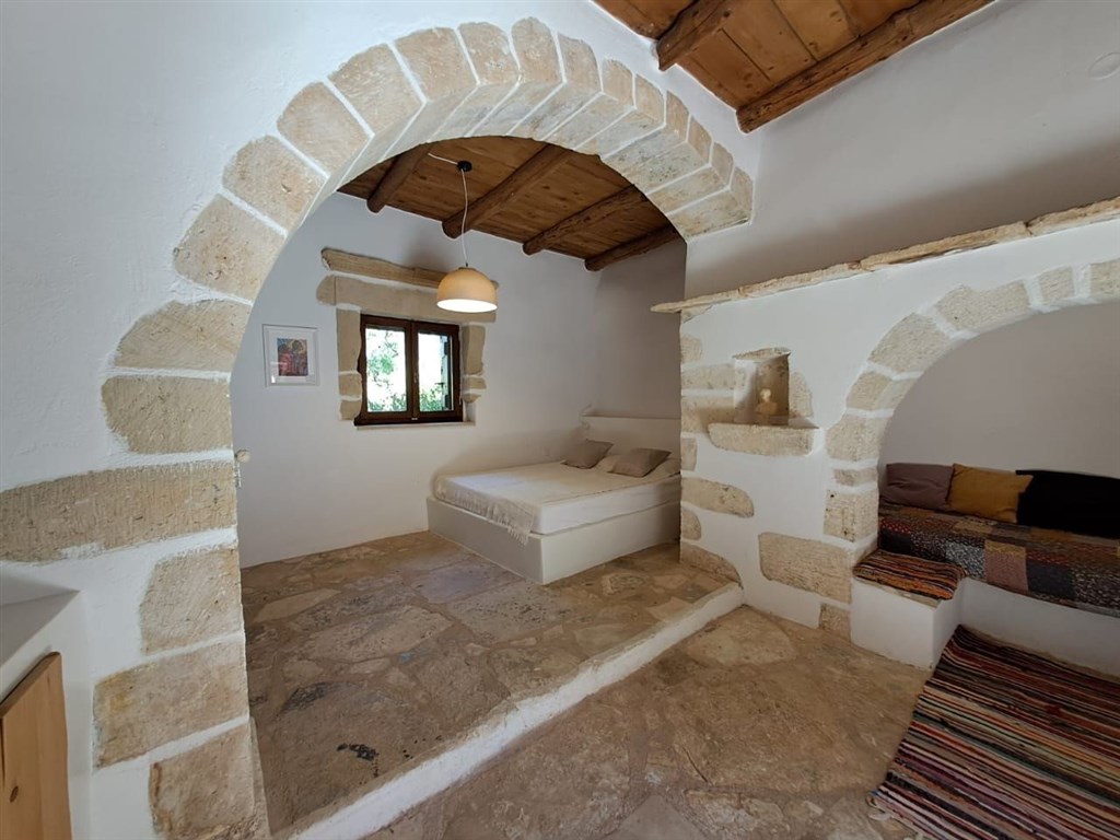 na-prodej-tri-tradicni-kamenne-vily-s-vyhledy-na-hory-kreta-recko