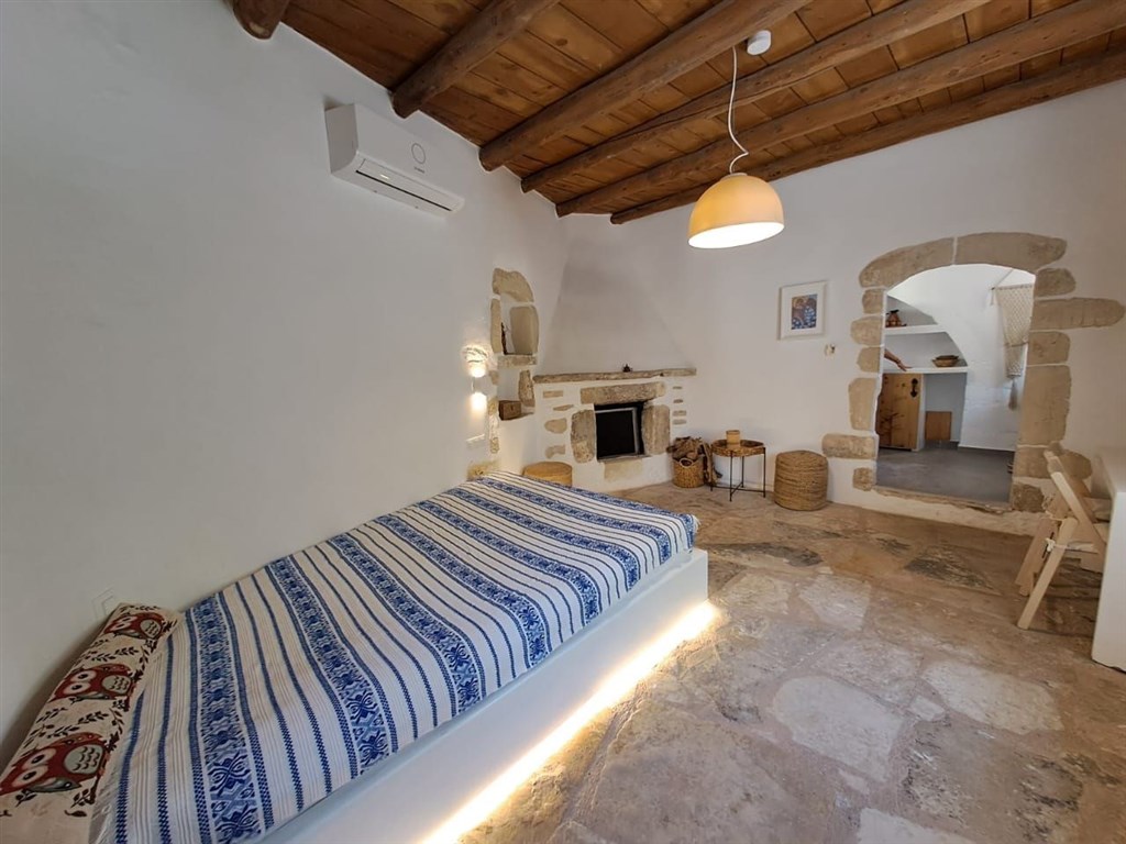 na-prodej-tri-tradicni-kamenne-vily-s-vyhledy-na-hory-kreta-recko