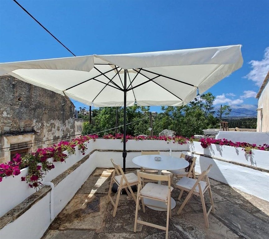 na-prodej-tri-tradicni-kamenne-vily-s-vyhledy-na-hory-kreta-recko