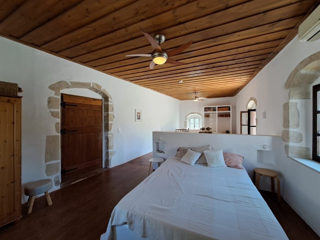 na-prodej-tri-tradicni-kamenne-vily-s-vyhledy-na-hory-kreta-recko