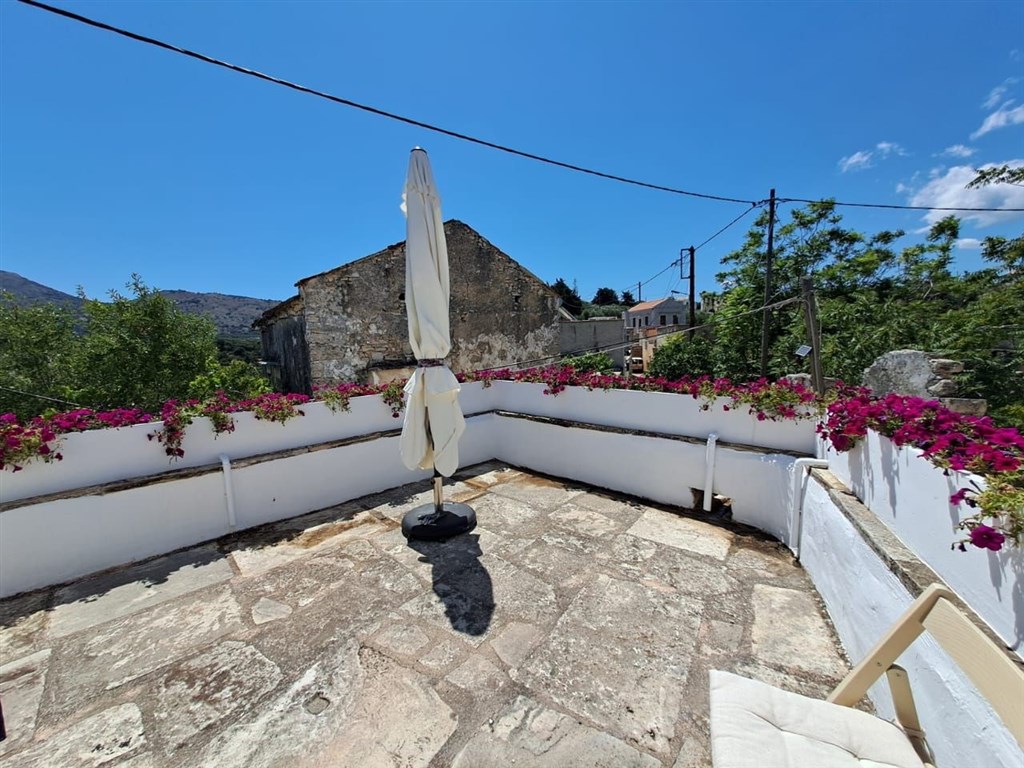 na-prodej-tri-tradicni-kamenne-vily-s-vyhledy-na-hory-kreta-recko