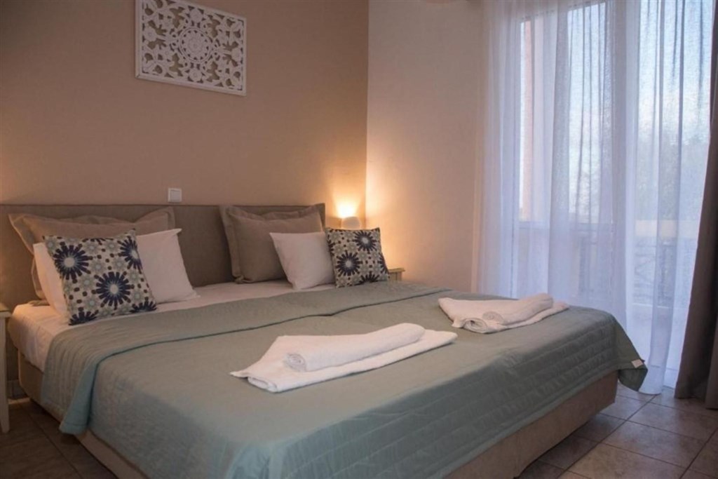 na-prodej-krasny-hotel-jen-100-m-od-plaze-kreta-recko