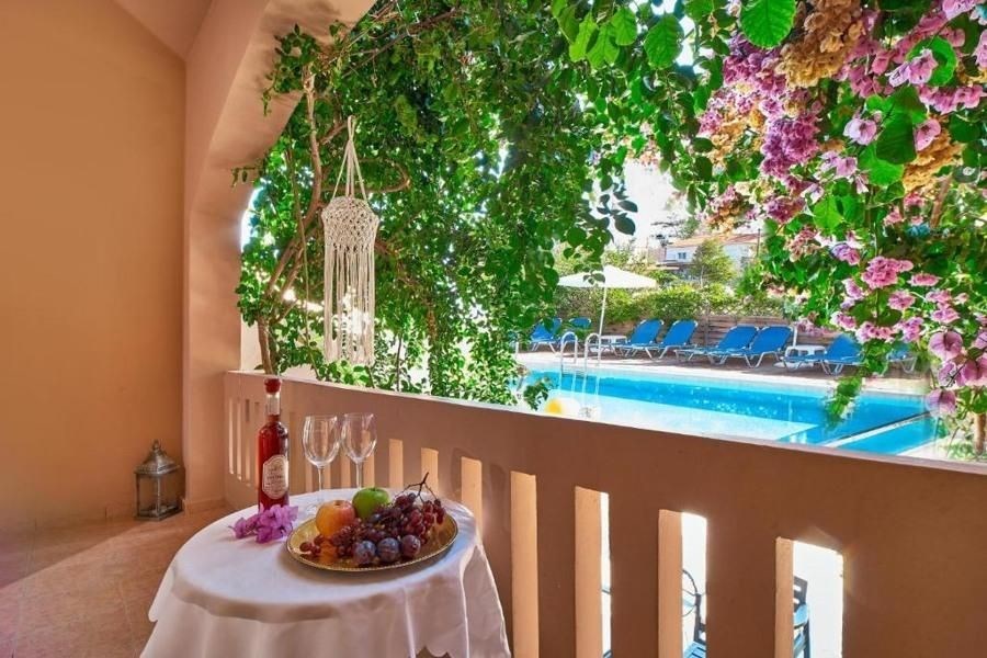 na-prodej-krasny-hotel-jen-100-m-od-plaze-kreta-recko