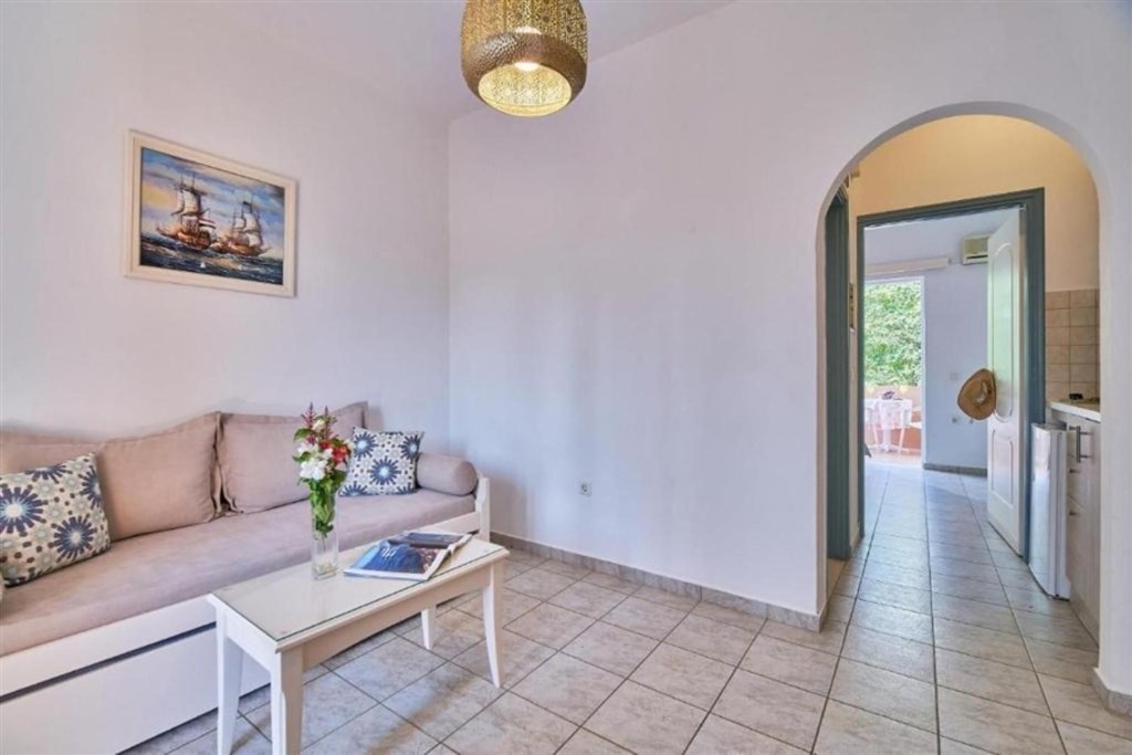 na-prodej-krasny-hotel-jen-100-m-od-plaze-kreta-recko