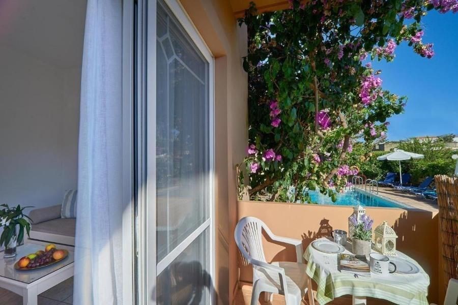 na-prodej-krasny-hotel-jen-100-m-od-plaze-kreta-recko