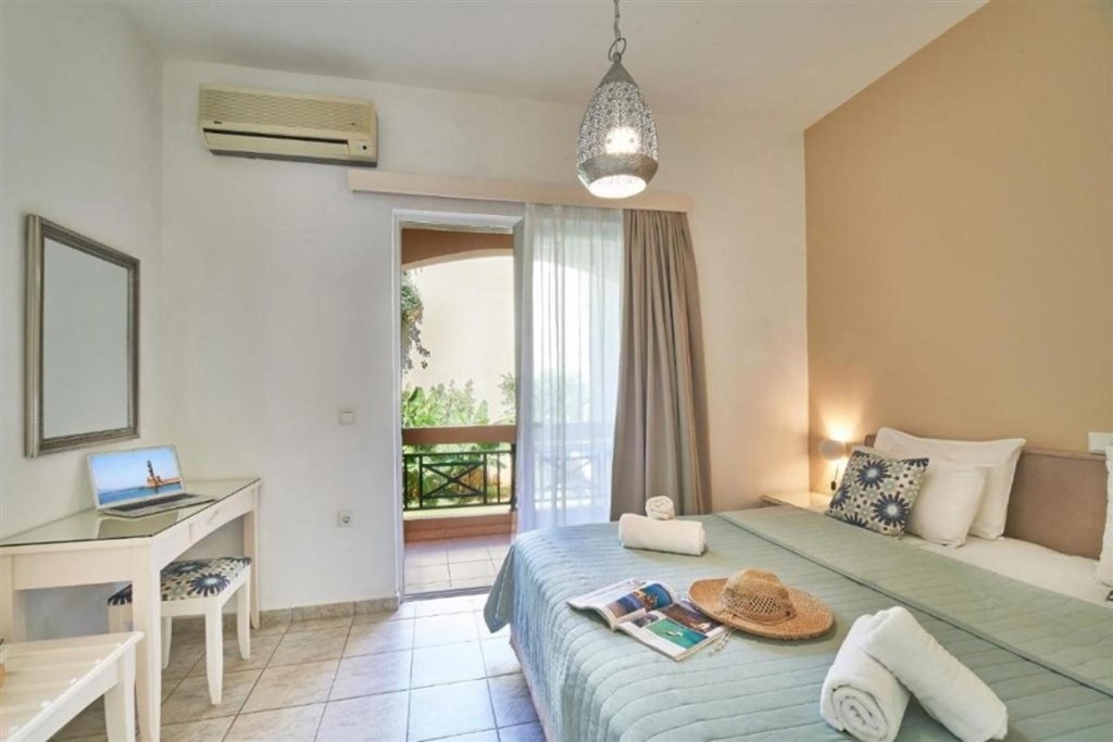 na-prodej-krasny-hotel-jen-100-m-od-plaze-kreta-recko