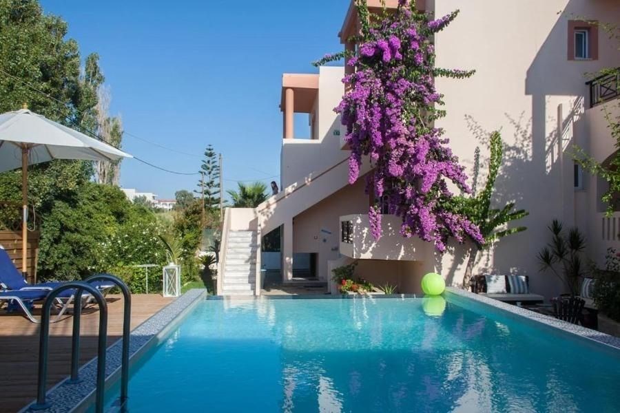 na-prodej-krasny-hotel-jen-100-m-od-plaze-kreta-recko