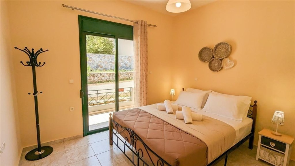 na-prodej-vybaveny-dum-s-bazenem-v-malem-komplexu-kreta-recko
