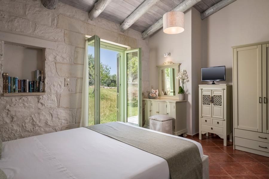 na-prodej-nadherna-kamenna-vila-v-tradicnim-stylu-kreta-recko