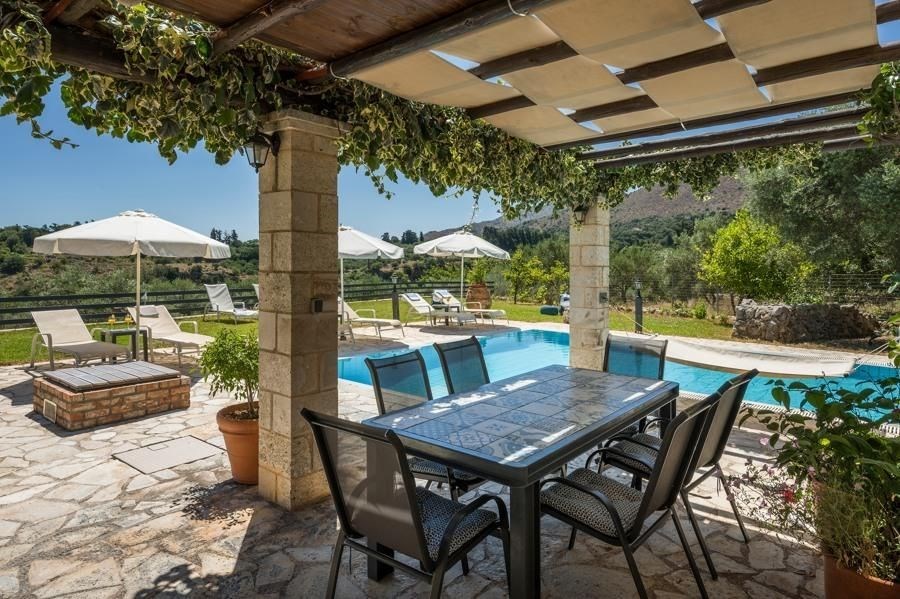 na-prodej-nadherna-kamenna-vila-v-tradicnim-stylu-kreta-recko