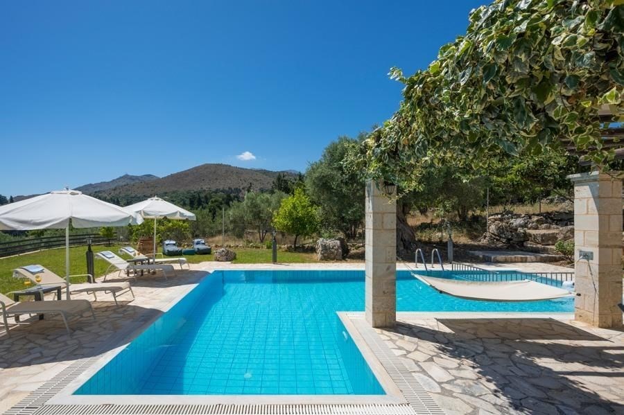 na-prodej-nadherna-kamenna-vila-v-tradicnim-stylu-kreta-recko