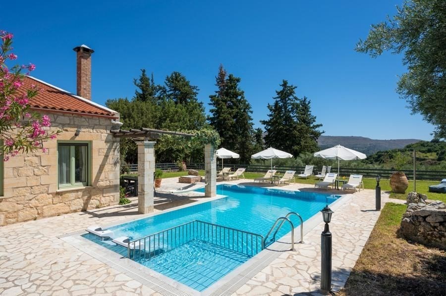 na-prodej-nadherna-kamenna-vila-v-tradicnim-stylu-kreta-recko
