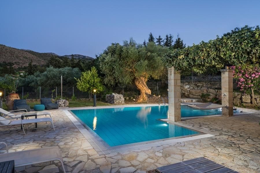 na-prodej-nadherna-kamenna-vila-v-tradicnim-stylu-kreta-recko
