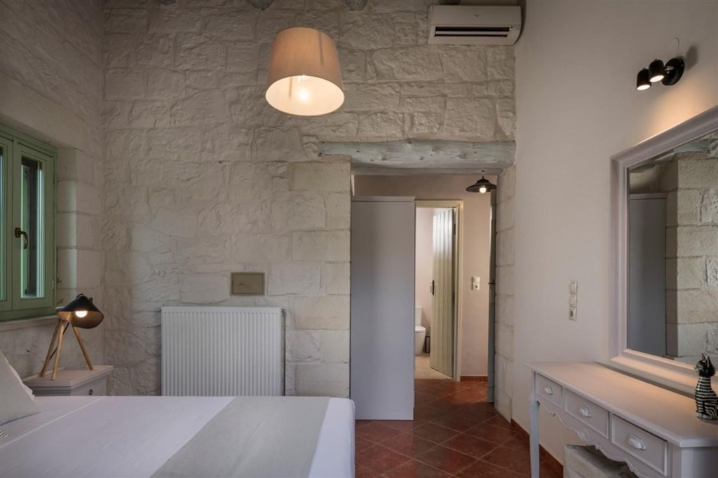 na-prodej-nadherna-kamenna-vila-v-tradicnim-stylu-kreta-recko