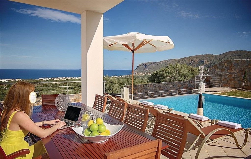 na-prodej-luxusni-vila-s-bazenem-a-vyhledem-na-more-kreta-recko