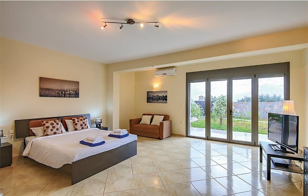 na-prodej-luxusni-vila-s-bazenem-a-vyhledem-na-more-kreta-recko