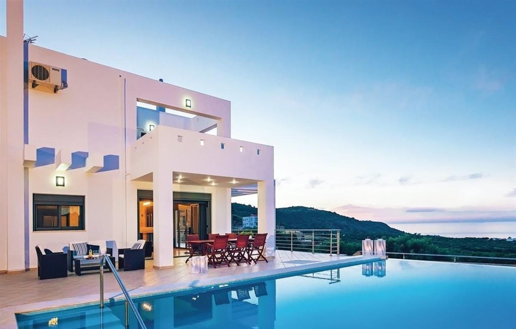 na-prodej-luxusni-vila-s-bazenem-a-vyhledem-na-more-kreta-recko