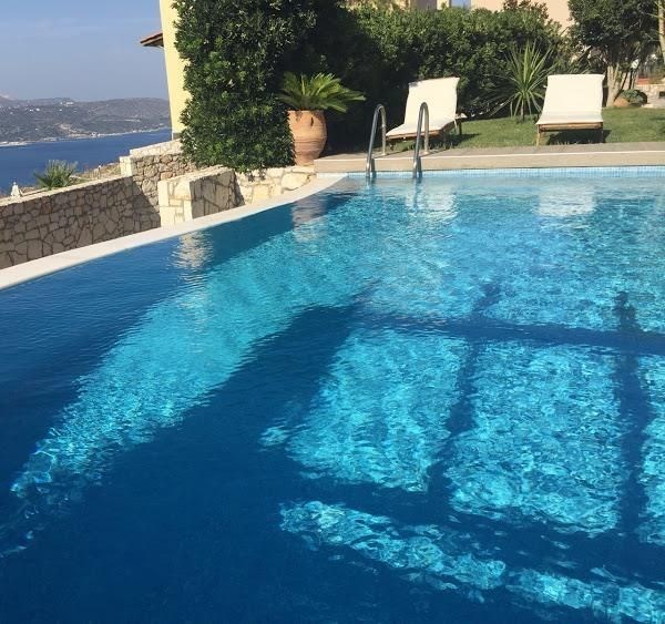 designova-vila-s-bazenem-a-sirym-vyhledem-na-more-kreta-recko