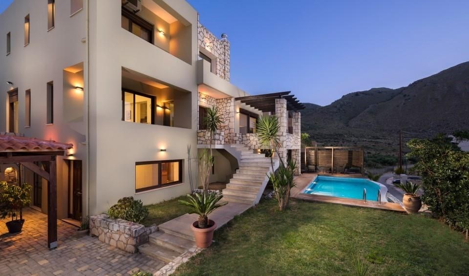 designova-vila-s-bazenem-a-sirym-vyhledem-na-more-kreta-recko