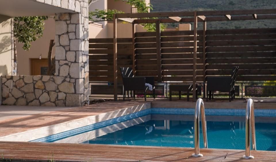 designova-vila-s-bazenem-a-sirym-vyhledem-na-more-kreta-recko