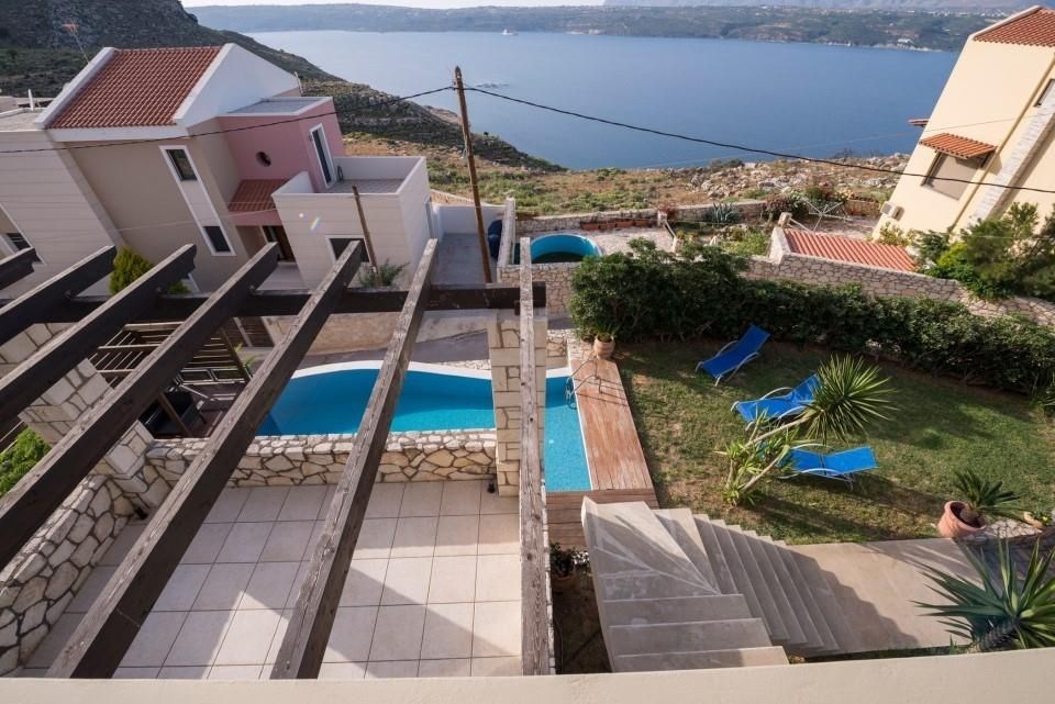 designova-vila-s-bazenem-a-sirym-vyhledem-na-more-kreta-recko