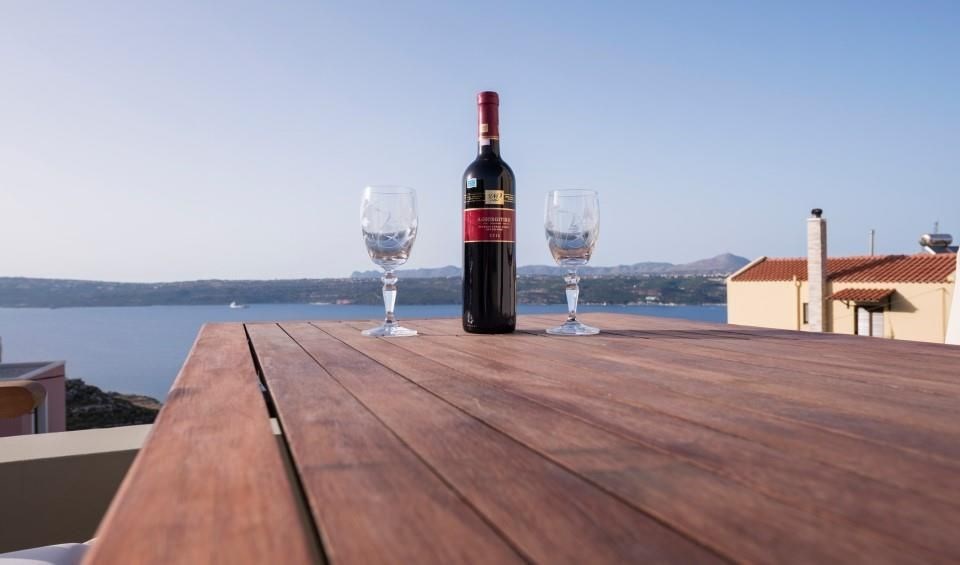 designova-vila-s-bazenem-a-sirym-vyhledem-na-more-kreta-recko