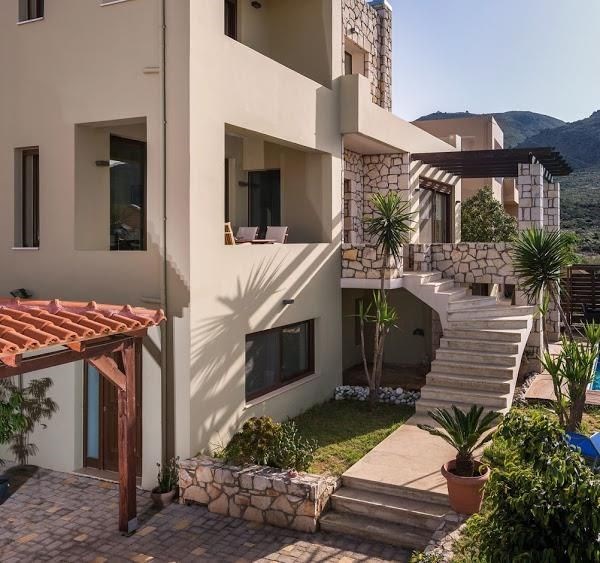 designova-vila-s-bazenem-a-sirym-vyhledem-na-more-kreta-recko