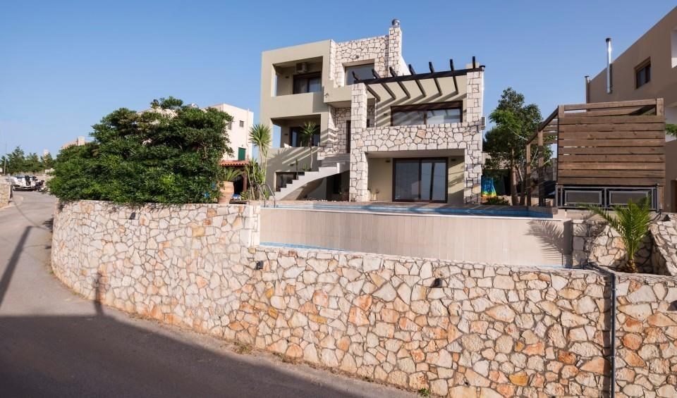 designova-vila-s-bazenem-a-sirym-vyhledem-na-more-kreta-recko