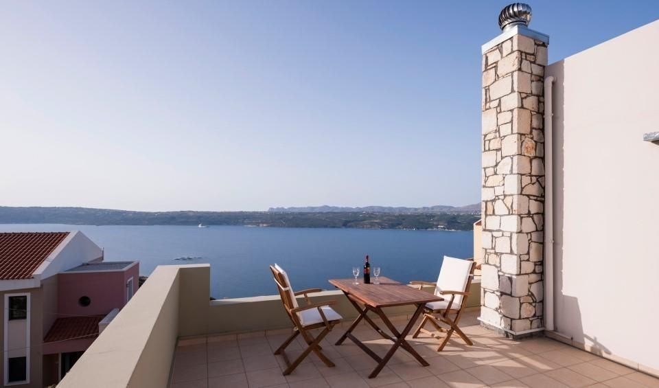 designova-vila-s-bazenem-a-sirym-vyhledem-na-more-kreta-recko