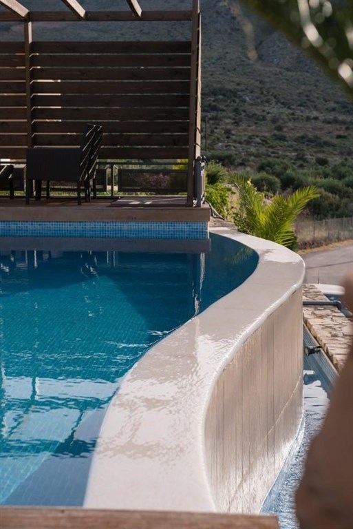 designova-vila-s-bazenem-a-sirym-vyhledem-na-more-kreta-recko