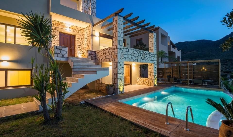 designova-vila-s-bazenem-a-sirym-vyhledem-na-more-kreta-recko